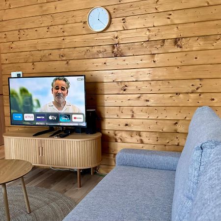 Lovely 1-Bedroom Vacation Home With Free Parking デマノブスカ・ドリーナ エクステリア 写真
