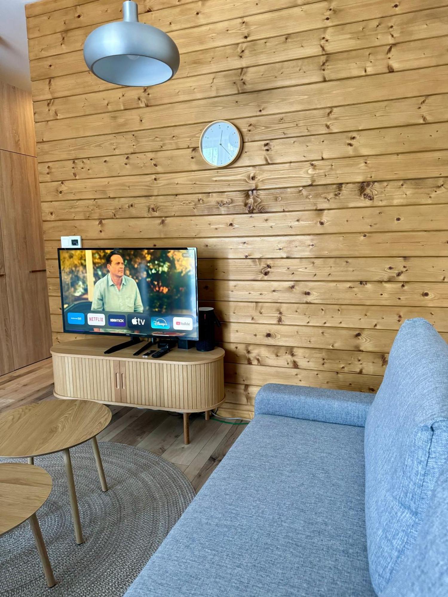Lovely 1-Bedroom Vacation Home With Free Parking デマノブスカ・ドリーナ エクステリア 写真